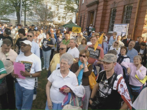 BelAirTeaParty4-15-10yockey-480x360 Photo of the crowd of Tea Party protesters in front of the Bel Air, Maryland, county courthouse listening to the speakers at the protest.